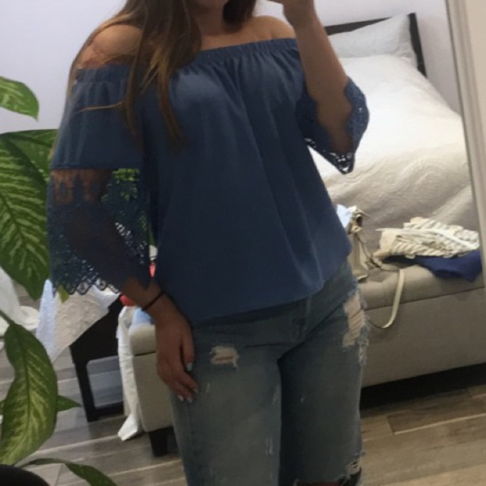 Off shoulder top with lace on the sleeves
